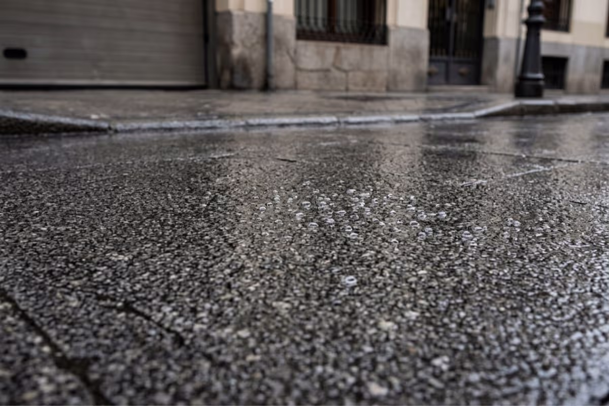 Rampa de garaje con tratamiento antideslizante, mojada por la lluvia